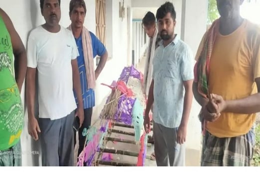 مغربی بنگال میں ہندو - مسلم اتحاد کی بہترین مثال، 60 سالہ انجلی دیوی کو مسلمانوں نے دیا کندھا مغربی بنگال میں ہندو - مسلم اتحاد کی بہترین مثال، 60 سالہ انجلی دیوی کو مسلمانوں نے دیا کندھا