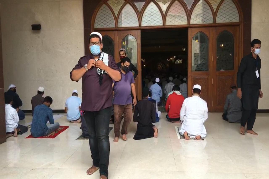 دوسری جانب شہر کی ایک اور بڑی مسجد ، مسجد قادریہ میں کثیر تعداد میں لوگ حاضر ہوئے۔ یہاں ایک کے بعد ایک تین جماعتیں قائم کرتے ہوئے جمعہ کی نماز پڑھی گئی۔ دوسری جانب شہر کی ایک اور بڑی مسجد ، مسجد قادریہ میں کثیر تعداد میں لوگ حاضر ہوئے۔ یہاں ایک کے بعد ایک تین جماعتیں قائم کرتے ہوئے جمعہ کی نماز پڑھی گئی۔