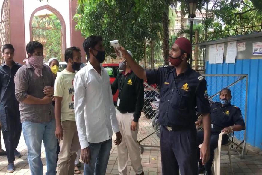 مسجد میں داخلے سے قبل تمام مصلیوں کا درجہ حرارت چیک کیا گیا ۔ ماسک پہنے کئی مصلیان اپنے گھروں سے ہی وضو بناکر اپنی اپنی جائے نماز لئے مسجدوں میں داخل ہوئے۔ خشوع و خضوع کے ساتھ نماز جمعہ ادا کی ۔ مسجد میں داخلے سے قبل تمام مصلیوں کا درجہ حرارت چیک کیا گیا ۔ ماسک پہنے کئی مصلیان اپنے گھروں سے ہی وضو بناکر اپنی اپنی جائے نماز لئے مسجدوں میں داخل ہوئے۔ خشوع و خضوع کے ساتھ نماز جمعہ ادا کی ۔