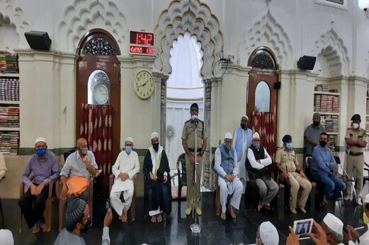 بنگلورو پولیس کمشنر نے سٹی جامع مسجد کا کیا دورہ، لاک ڈاؤن میں نظم و نسق کی برقراری میں تعاون کرنے پر مسلمانوں کا ادا کیا شکریہ بنگلورو پولیس کمشنر نے سٹی جامع مسجد کا کیا دورہ، لاک ڈاؤن میں نظم و نسق کی برقراری میں تعاون کرنے پر مسلمانوں کا ادا کیا شکریہ