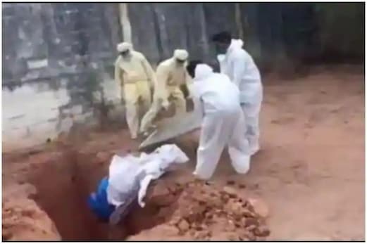 کوروناوائرس سے ہوئی موت تو میڈیکل اسٹاف نے لاش کو اسٹریچر سے سیدھے قبر میں پھینکا: ویڈیو وائرل کوروناوائرس سے ہوئی موت تو میڈیکل اسٹاف نے لاش کو اسٹریچر سے سیدھے قبر میں پھینکا: ویڈیو وائرل