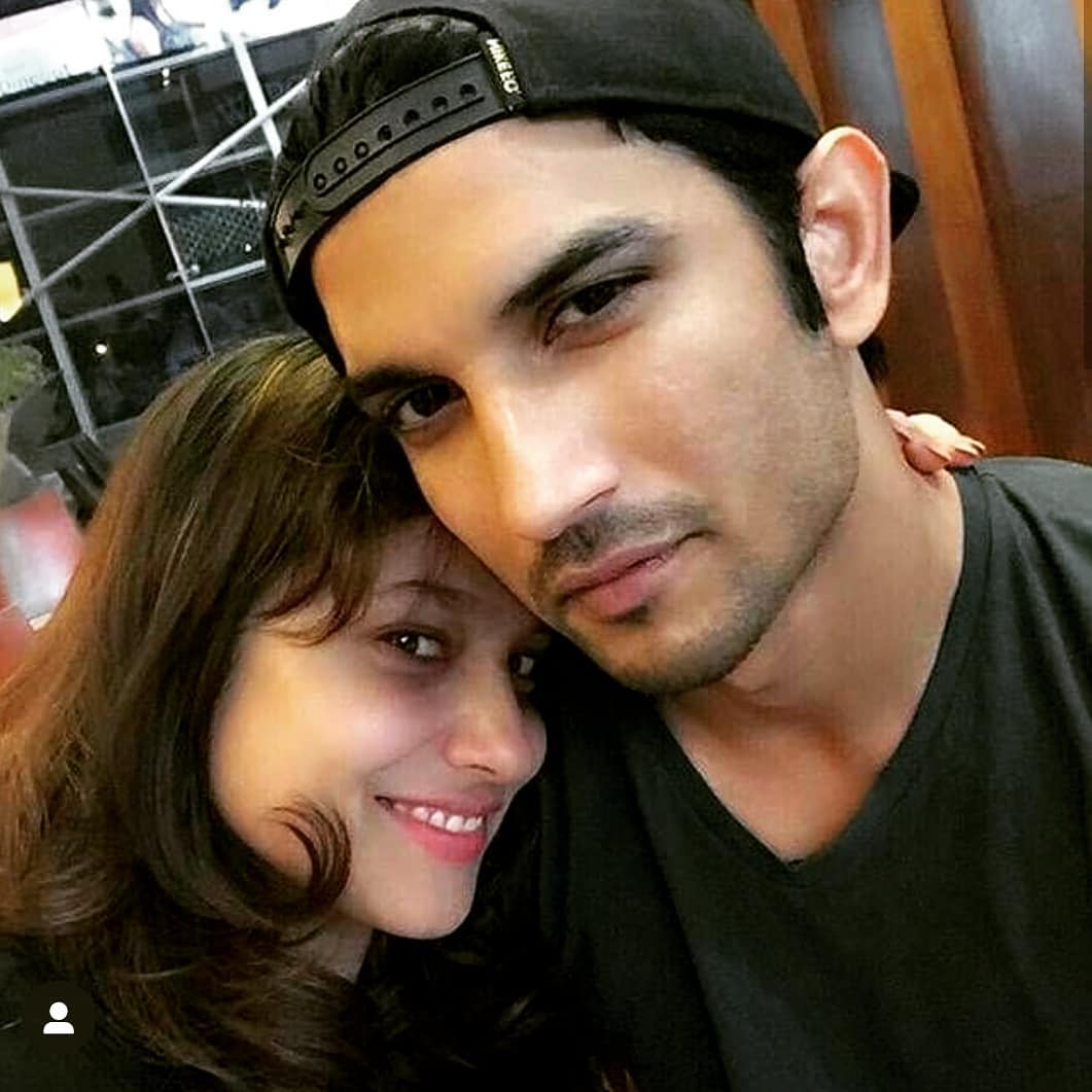 <br />اتنا ہی نہیں کئی میڈیا رپورٹس میں بتایا گیا کہ انکتا کے مثبت فطرت کی وجہ سے سشانت نے ان سے دوری بنالی تھی۔ کیونکہ انکتا کوکئی چیزوں کولے کر سشانت سے اعتراض تھا۔ کافی اتارچڑھاؤ کے بعد دونوں نے رشتہ توڑ لیا تھا۔ <br />اتنا ہی نہیں کئی میڈیا رپورٹس میں بتایا گیا کہ انکتا کے مثبت فطرت کی وجہ سے سشانت نے ان سے دوری بنالی تھی۔ کیونکہ انکتا کوکئی چیزوں کولے کر سشانت سے اعتراض تھا۔ کافی اتارچڑھاؤ کے بعد دونوں نے رشتہ توڑ لیا تھا۔