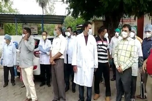کوروناوائرس کے دور میں بھوپال میں کام بند کر کے ڈاکٹر دھرنے پر بیٹھے کوروناوائرس کے دور میں بھوپال میں کام بند کر کے ڈاکٹر دھرنے پر بیٹھے
