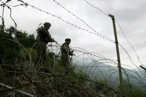 جموں و کشمیر کے ضلع پونچھ میں لائن آف کنٹرول پر جمعرات کو مسلسل تیسرے دن بھی ہندوستان اور پاکستان کی فوج کے درمیان گولہ باری کے تبادلے کا سلسلہ جاری رہا۔
