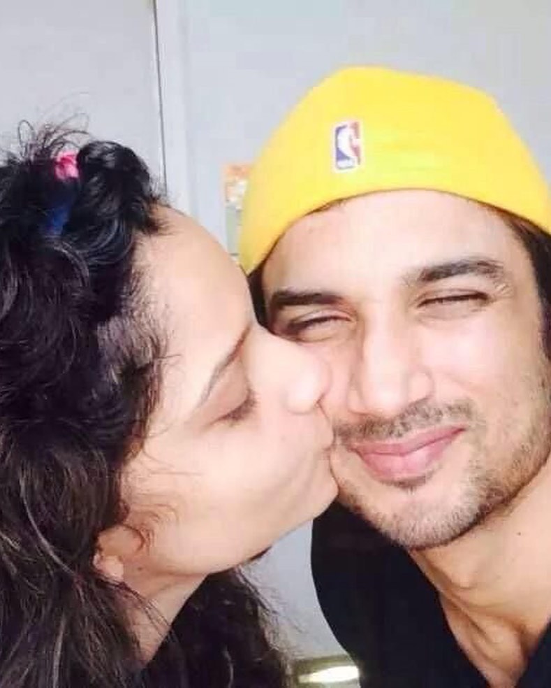 سشانت سنگھ نے اپنے ڈاکٹر کو بتایا کہ رات کو انہیں نیند نہیں آتی تھی۔ ان کے من میں عجیب عجیب خیالات آتے تھے۔ کچھ نا کام رشتوں نے انہیں احساس دلایا کہ انکتا سے زیادہ انہیں کوئی پسند نہیں کرتا۔ سشانت سنگھ نے اپنے ڈاکٹر کو بتایا کہ رات کو انہیں نیند نہیں آتی تھی۔ ان کے من میں عجیب عجیب خیالات آتے تھے۔ کچھ نا کام رشتوں نے انہیں احساس دلایا کہ انکتا سے زیادہ انہیں کوئی پسند نہیں کرتا۔
