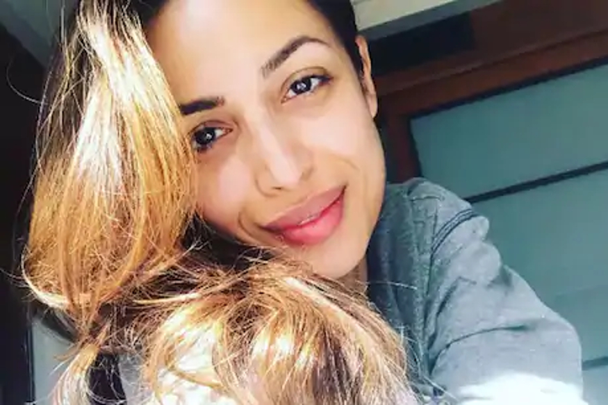 بالی ووڈ اداکارہ ملائیکہ اروڑہ سوشل میڈیا پر کافی سرگرم رہتی ہیں ۔ ملائیکہ اروڑہ ان اداکاراوں میں سے ایک ہیں ، جواپنی فٹنیس کا پورا خیال رکھتی ہیں ۔ لاک ڈاون کے ان دنوں میں ملائیکہ گھر پر سیلف آئیسولیشن میں ہیں اور سوشل میڈیا کے ذریعہ اپنے فرینڈ سے مخاطب ہورہی ہیں ۔ حال ہی میں ملائیکہ کی ایک سیلفی سوشل میڈیا پر کافی دھمال مچا رہی ہے ۔ تصویر : انسٹاگرام ۔ بالی ووڈ اداکارہ ملائیکہ اروڑہ سوشل میڈیا پر کافی سرگرم رہتی ہیں ۔ ملائیکہ اروڑہ ان اداکاراوں میں سے ایک ہیں ، جواپنی فٹنیس کا پورا خیال رکھتی ہیں ۔ لاک ڈاون کے ان دنوں میں ملائیکہ گھر پر سیلف آئیسولیشن میں ہیں اور سوشل میڈیا کے ذریعہ اپنے فرینڈ سے مخاطب ہورہی ہیں ۔ حال ہی میں ملائیکہ کی ایک سیلفی سوشل میڈیا پر کافی دھمال مچا رہی ہے ۔ تصویر : انسٹاگرام ۔