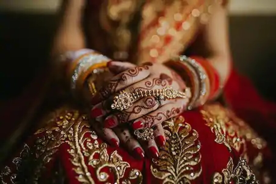  ملزمان کے خلاف مقدمہ درج,[object Object],ایٹاوہ کے پولیس سپرنٹنڈنٹ دیہی اوم ویر سنگھ نے بتایا کہ پولیس کو اطلاع ملی کہ ایک نئی شادی شدہ خاتون اسپتال میں زیر علاج ہے جس کی جانب سے بتایا گیا ہے کہ اس کے ساتھ اس کے شوہر اور اس کے دو دوستوں نے نشہ آور چیز کھلا کر اجتماعی عصمت دری کی واردات کو انجام دیا ہے جس کی بنیاد پر خواتین پولیس افسران اور دیگر افراد موقع پر پہنچ گئے اور متاثرہ لڑکی اور اس کی والدہ سے مختلف بیانات لیے۔