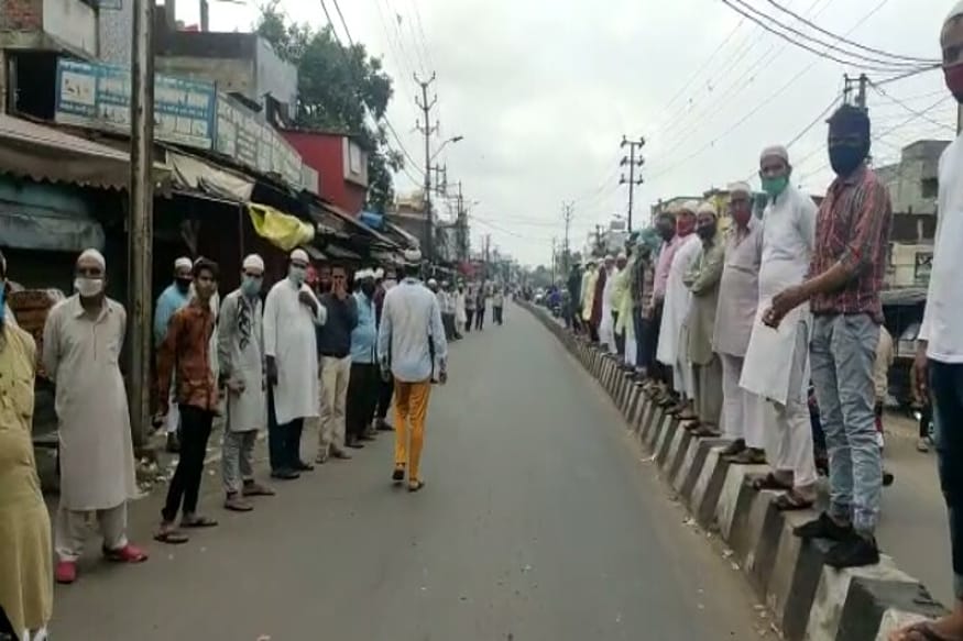 انسانی زنجیر بناکر سینکڑوں کی تعداد میں مسلمانوں نے چینی جارحیت کے خلاف سڑکوں پر اتر کر احتجاجی مظاہرہ کیا ۔