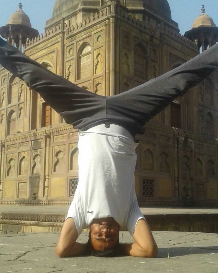 منتظر رضوی نے عالمی یوگا ڈے کے موقع پر خسرو باغ میں یوگا کے مختلف آسنوں کا مظاہرہ کرکے اپنا پیغام لوگوں تک پہنچایا ۔