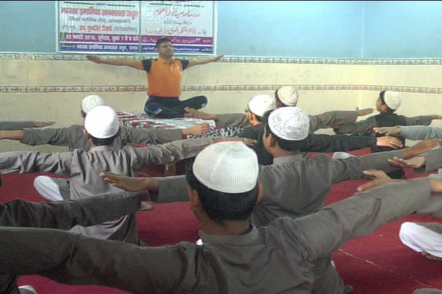 منتظر رضوی نے یوگا سکھانے کی شروعات مقامی دینی مدارس سے کی ۔
