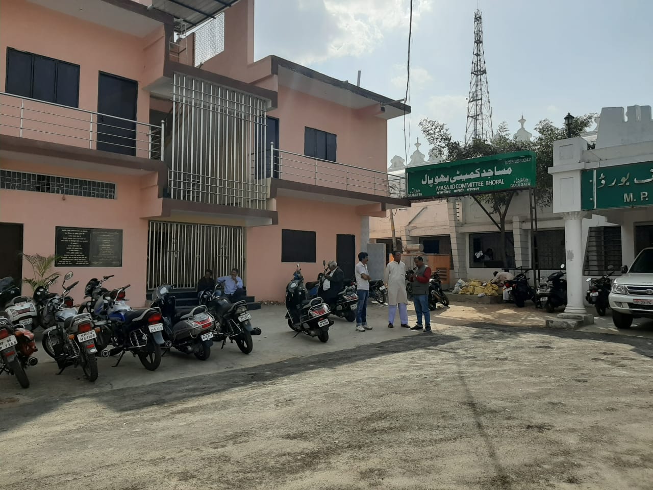 نکاح کے رجسٹریشن کے لئے خواہ لڑکی والے ہوں یا لڑکے والے ایک فارم کو بھرنے کو لئے کئی کئی لوگ آفس آتے تھے اس سے آفس میں بھیڑ میں بھی ہوتی تھی ۔ اب سبھی چیزین آن لائن ہوگئی ہیں۔ تصویر اور رپورٹ: مہتاب عالم، بھوپال۔ نکاح کے رجسٹریشن کے لئے خواہ لڑکی والے ہوں یا لڑکے والے ایک فارم کو بھرنے کو لئے کئی کئی لوگ آفس آتے تھے اس سے آفس میں بھیڑ میں بھی ہوتی تھی ۔ اب سبھی چیزین آن لائن ہوگئی ہیں۔ تصویر اور رپورٹ: مہتاب عالم، بھوپال۔