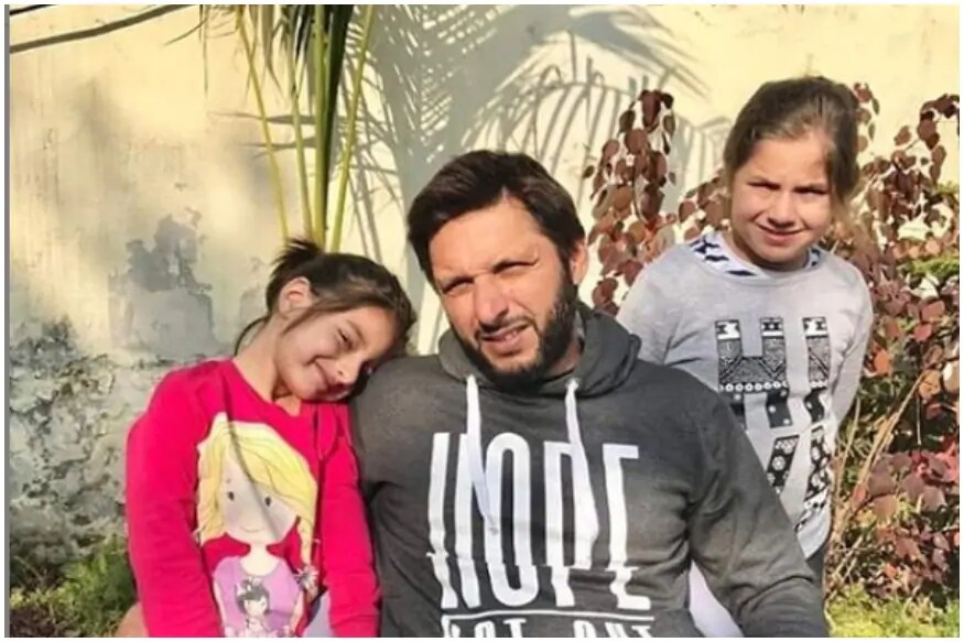 اپنی بیٹیوں کے ساتھ شاہد آفریدی ۔