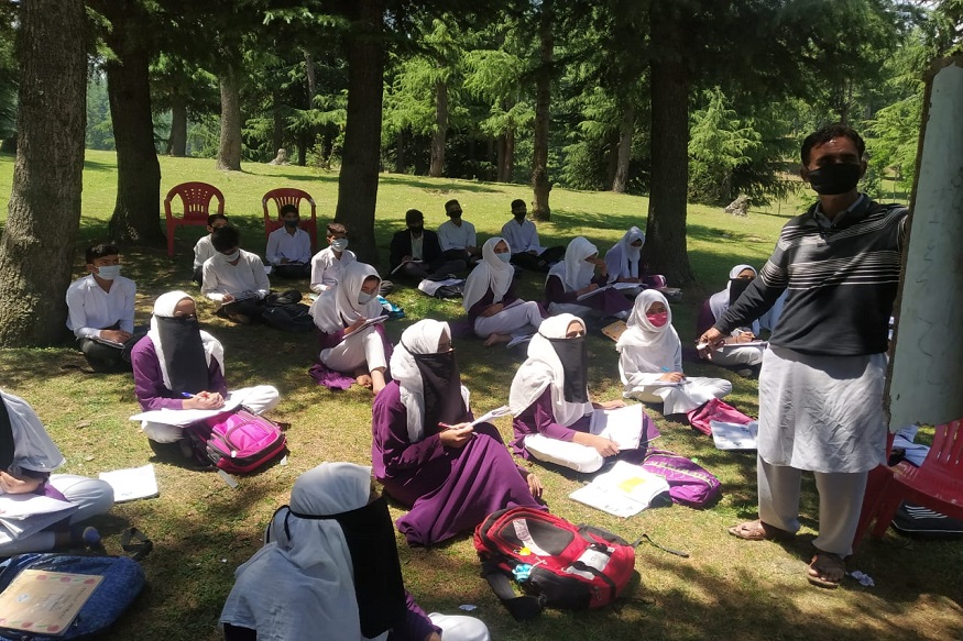 مسلم تعلیمی اداروں کو اس بات کا خدشہ ہے کہ اگر درجہ چھ اور آٹھ کی ریگولر کلاسز جلد شروع نہیں کی گئیں تو پسماندہ اور معاشی اعتبار سے کمزور بچوں کو اسکول سے جوڑنا بہت مشکل ہو جائے گا ۔ (رپورٹ و تصاویر، مشتاق عامر: الہ آباد) ۔ مسلم تعلیمی اداروں کو اس بات کا خدشہ ہے کہ اگر درجہ چھ اور آٹھ کی ریگولر کلاسز جلد شروع نہیں کی گئیں تو پسماندہ اور معاشی اعتبار سے کمزور بچوں کو اسکول سے جوڑنا بہت مشکل ہو جائے گا ۔ (رپورٹ و تصاویر، مشتاق عامر: الہ آباد) ۔