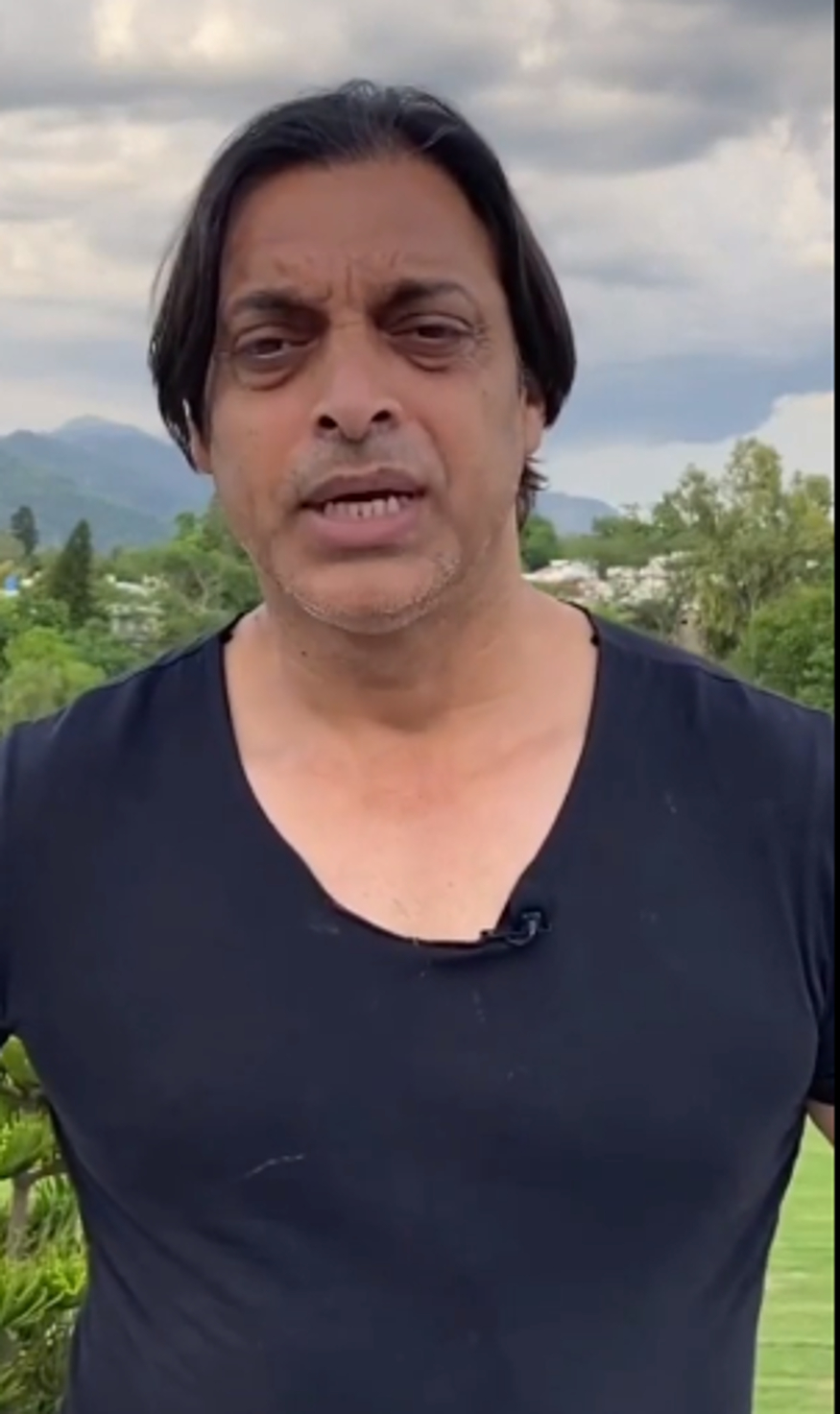 شعیب اختر نے کہا کہ 2000 میں چھ سینئر کھلاڑی ، بہت بڑا سلامی بلے باز مجھ سے لڑنے آگیا ، بلے سے مارنے آگیا ۔ ان لوگوں کو تکلیف تھی کہ لڑکیاں ، میڈیا میرے پیھچے ہی رہتی ہے ۔ مجھے ڈریسنگ روم میں کافی کچھ سہنا پڑا ۔ تصویر : انسٹاگرام ۔ شعیب اختر نے کہا کہ 2000 میں چھ سینئر کھلاڑی ، بہت بڑا سلامی بلے باز مجھ سے لڑنے آگیا ، بلے سے مارنے آگیا ۔ ان لوگوں کو تکلیف تھی کہ لڑکیاں ، میڈیا میرے پیھچے ہی رہتی ہے ۔ مجھے ڈریسنگ روم میں کافی کچھ سہنا پڑا ۔ تصویر : انسٹاگرام ۔