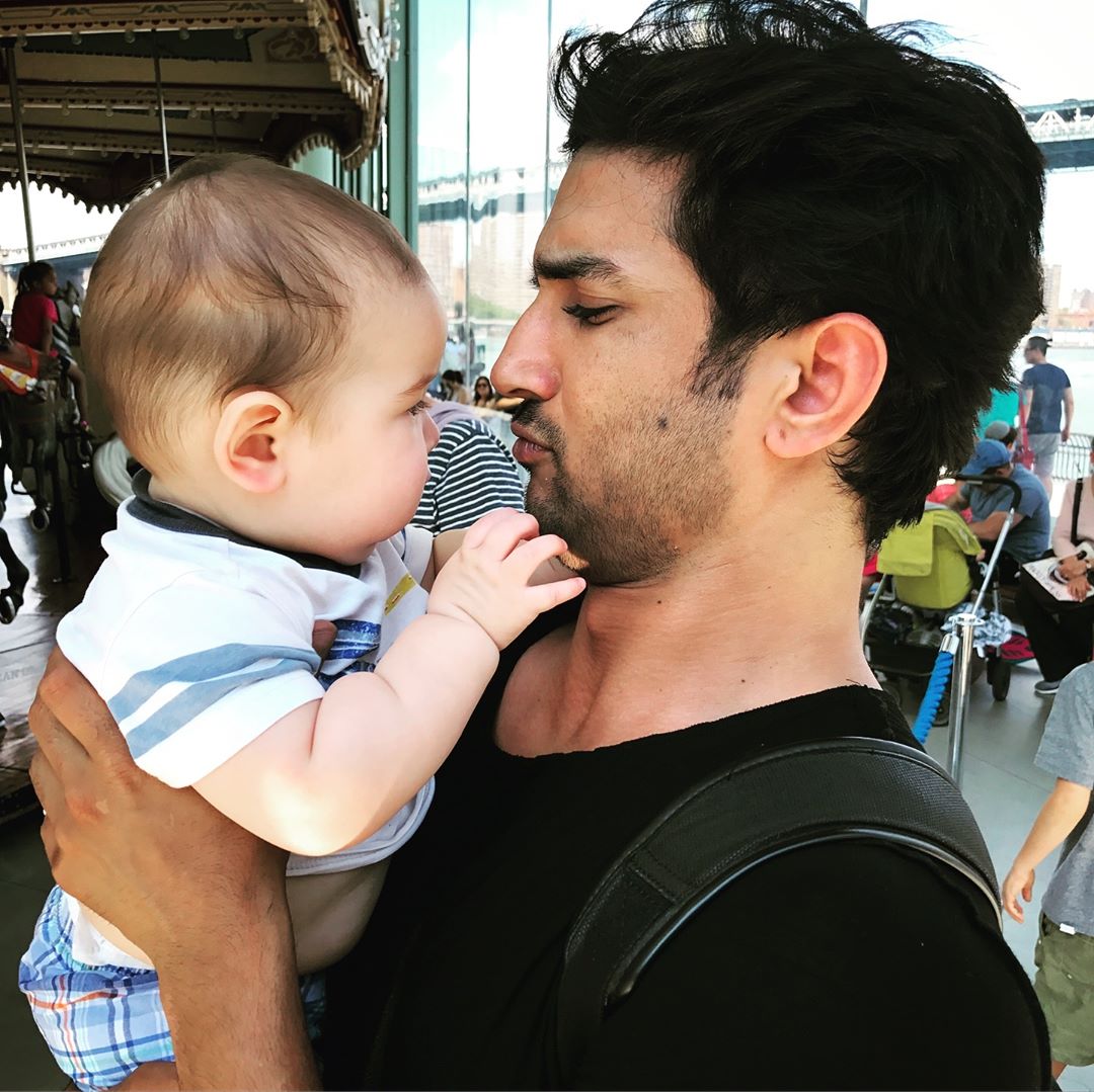 سنیما کی دنیا کے لوگوں کے ساتھ عام لوگوں کو بھی سشانت سنگھ راجپوت کی خود کشی پر یقین کرنا کافی مشکل ہورہا ہے۔ آخر کیسے وہ انسان خودکشی کرسکتا ہے جو کچھ دنوں پہلے تک اتنے پازیٹو نوٹ تیار کررہا تھا۔ بالی ووڈ اداکار سشانت سنگھ راجپوت نے ممبئی میں اپنے گھر میں خودکشی کرلی ہے ۔ بالی ووڈ کے چاہنے والوں کیلئے یہ انتہائی سنسنی خیز خبر ہے ۔ وہ ابھی بالی ووڈ کے سب سے اچھے نوجوان اداکاروں میں شمار کئے جاتے تھے ۔ آپ کو بتادیں کہ اداکار سشانت سنگھ نے خودکشی کرکے اپنے فینس ٹی وی انڈسٹری کو رلادیا ہے ۔ سنیما کی دنیا کے لوگوں کے ساتھ عام لوگوں کو بھی سشانت سنگھ راجپوت کی خود کشی پر یقین کرنا کافی مشکل ہورہا ہے۔ آخر کیسے وہ انسان خودکشی کرسکتا ہے جو کچھ دنوں پہلے تک اتنے پازیٹو نوٹ تیار کررہا تھا۔ بالی ووڈ اداکار سشانت سنگھ راجپوت نے ممبئی میں اپنے گھر میں خودکشی کرلی ہے ۔ بالی ووڈ کے چاہنے والوں کیلئے یہ انتہائی سنسنی خیز خبر ہے ۔ وہ ابھی بالی ووڈ کے سب سے اچھے نوجوان اداکاروں میں شمار کئے جاتے تھے ۔ آپ کو بتادیں کہ اداکار سشانت سنگھ نے خودکشی کرکے اپنے فینس ٹی وی انڈسٹری کو رلادیا ہے ۔