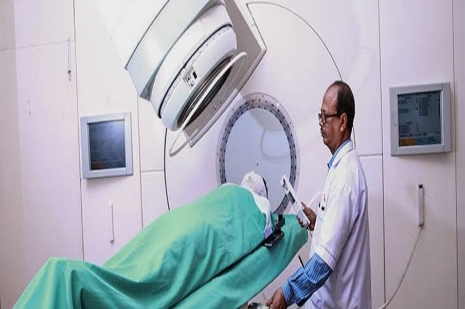  والدین نے بتایا کہ اس نے دو سال کی عمر میں بال کھانا شروع کیا تھا۔ شروع میں اس چیز کو سنجیدگی سے نہیں لیا گیا اور اس کےپیٹ بالوں کا گچھا بن گیا۔