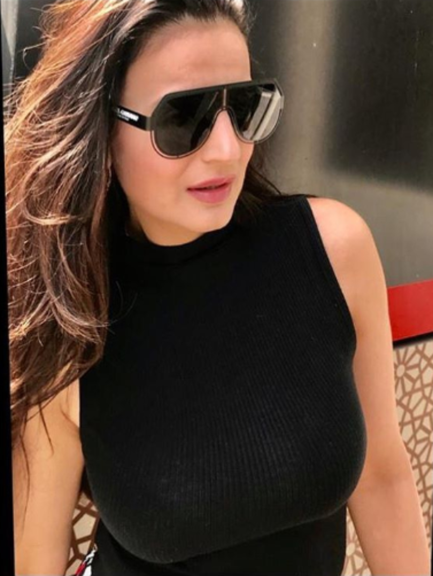 وہیں اگر امیشا پٹیل کے فلمی کریئر کی بات کریں تو وہ اب فلموں میں نظر نہیں آتی ہیں ، لیکن کئی پروگرام میں ضرور نظر آجاتی ہیں ۔ تصویر : امیشا پٹیل انسٹاگرام ۔ وہیں اگر امیشا پٹیل کے فلمی کریئر کی بات کریں تو وہ اب فلموں میں نظر نہیں آتی ہیں ، لیکن کئی پروگرام میں ضرور نظر آجاتی ہیں ۔ تصویر : امیشا پٹیل انسٹاگرام ۔