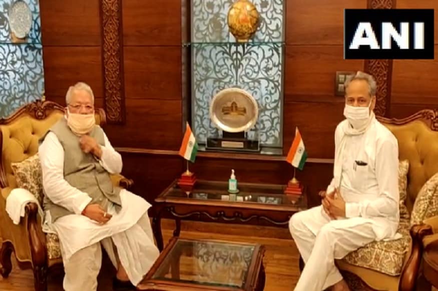 اشوک گہلوت نے کل گورنر کلراج مشرا سے ملاقات کی تھی اور بغیر کسی تاخیر کے اسمبلی اجلاس بلانے کا مطالبہ کیا تھا۔