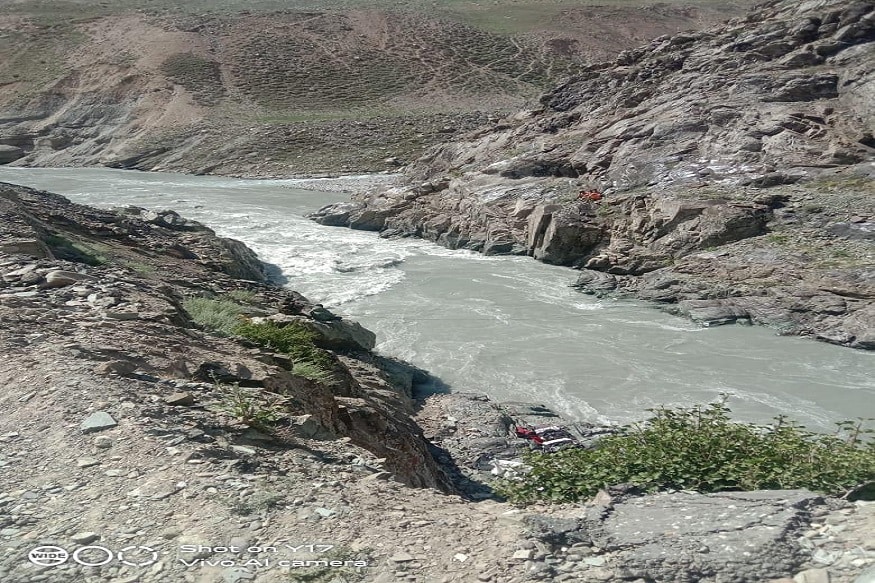 لداخ کے جس دراس ندی میں سبحان علی کی جپسی گری تھی، اس میں پانی کا بہاﺅ کافی تیز ہے۔