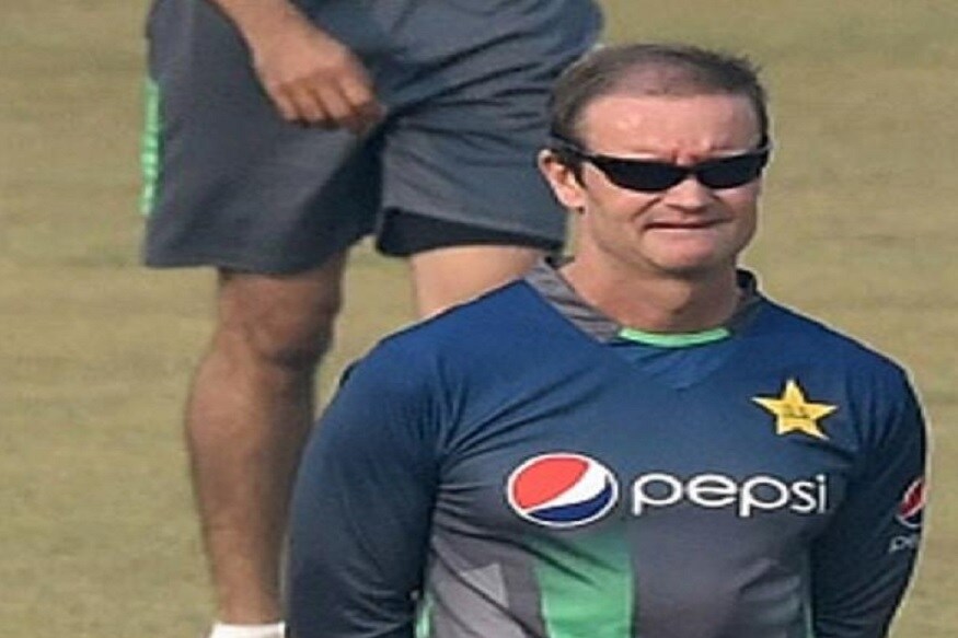 گرانٹ فلاور نےکہا تھا کہ 2016 میں دورہ آسٹریلیا میں سیریز کے دوران یونس خان کو ٹپس دے رہا تھا کہ اس دوران وہ آپے سے باہر ہوگئے اور میری گردن پر چھری رکھ دی۔