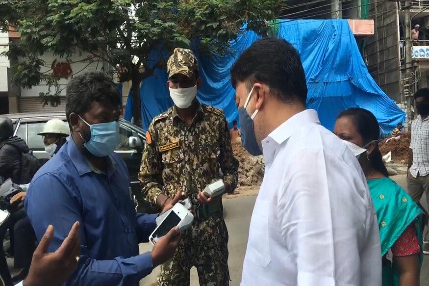 بنگلورو میں ماسک نہ پہننے اور سوشل ڈسٹنسنگ کا لحاظ نہ رکھنے والے ہر شخص پر 200 روپئے کا جرمانہ بی بی ایم پی نے مقرر کیا ہے۔
