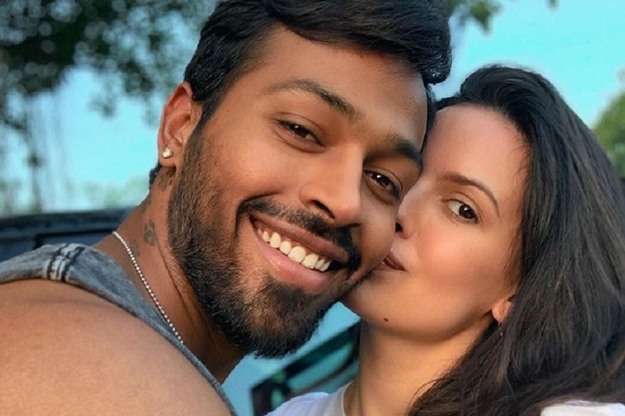 نتاشا اسٹین کووک اور ہاردک پانڈیا کی بات کریں تو دونوں نے کافی وقت تک ایک دوسرے کو ڈیٹ کرنے کے بعد 31 دسمبر 2019 کو ہی اپنے ریلیشن شپ کو پبلک (عوامی) کیا تھا۔ سا کے آئندہ روز یعنی یکم جنوری 2020 کو دونوں نے منگنی کرلی تھی۔ نتاشا اسٹین کووک اور ہاردک پانڈیا کی بات کریں تو دونوں نے کافی وقت تک ایک دوسرے کو ڈیٹ کرنے کے بعد 31 دسمبر 2019 کو ہی اپنے ریلیشن شپ کو پبلک (عوامی) کیا تھا۔ سا کے آئندہ روز یعنی یکم جنوری 2020 کو دونوں نے منگنی کرلی تھی۔