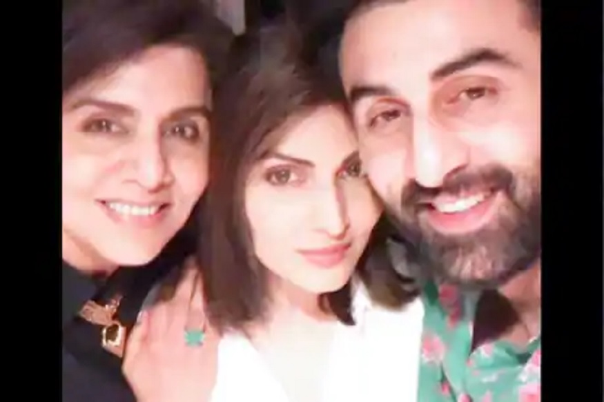 واضح رہےکہ گزشتہ دنوں رشی کپور اور نیتو کپور نے بنگلےکی جگہ 15 منزلہ عمارت بنانےکا من بنا لیا تھا۔ 1980 میں رشی کپور اور نیتو کپور نے پالی ہل پر کرشنا راج بنگلہ خریدا تھا، اس میں وہ رنبیر اور ردھما کے ساتھ 35 سالوں سے رہے ہیں۔ اب کپور فیملی اس بنگلے کو ہٹاکر یہاں 15 منزلہ اونچی عمارت کی تعمیر کرانا چاہتی ہے۔ واضح رہےکہ گزشتہ دنوں رشی کپور اور نیتو کپور نے بنگلےکی جگہ 15 منزلہ عمارت بنانےکا من بنا لیا تھا۔ 1980 میں رشی کپور اور نیتو کپور نے پالی ہل پر کرشنا راج بنگلہ خریدا تھا، اس میں وہ رنبیر اور ردھما کے ساتھ 35 سالوں سے رہے ہیں۔ اب کپور فیملی اس بنگلے کو ہٹاکر یہاں 15 منزلہ اونچی عمارت کی تعمیر کرانا چاہتی ہے۔