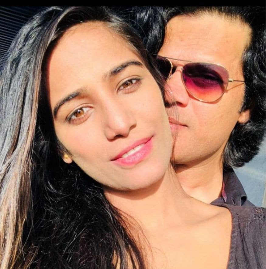 پونم پانڈے کی یہ تصویریں اب سوشل میڈیا پر جم کر وائرل ہورہی ہیں ، جس میں وہ اپنے بوائے فرینڈ کے کے ساتھ نظر آرہی ہیں ۔ تصویر : انسٹاگرام ۔ پونم پانڈے کی یہ تصویریں اب سوشل میڈیا پر جم کر وائرل ہورہی ہیں ، جس میں وہ اپنے بوائے فرینڈ کے کے ساتھ نظر آرہی ہیں ۔ تصویر : انسٹاگرام ۔