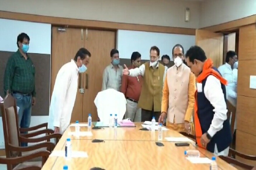 مدھیہ پردیش کے وزیر اعلی شیوراج سنگھ چوہان کہتے ہیں کہ اسمبلی سیشن جب شروع ہوتا ہے تو اس میں صرف ممبران اسمبلی ہی نہیں ہوتے بلکہ ممبران اسمبلی کے ساتھ دوسرے لوگ بھی شامل ہوتے ہیں۔