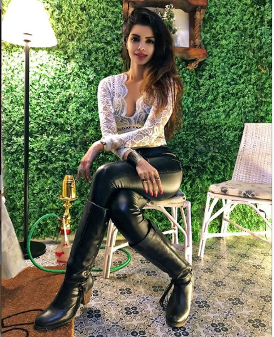 یہی سوچ کر سونالی راوت اور یوراج نے فلم کے ڈٓائریکٹر سے کہا کہ وہ ایک ہی ٹیک میں اس سین کو شوٹ کریں ۔ ڈائریکٹر مان گئے اور کہا کہ جب تک وہ کٹ نہ بولیں شوٹ چلنے دیں ۔ تصویر : انسٹاگرام ۔ یہی سوچ کر سونالی راوت اور یوراج نے فلم کے ڈٓائریکٹر سے کہا کہ وہ ایک ہی ٹیک میں اس سین کو شوٹ کریں ۔ ڈائریکٹر مان گئے اور کہا کہ جب تک وہ کٹ نہ بولیں شوٹ چلنے دیں ۔ تصویر : انسٹاگرام ۔