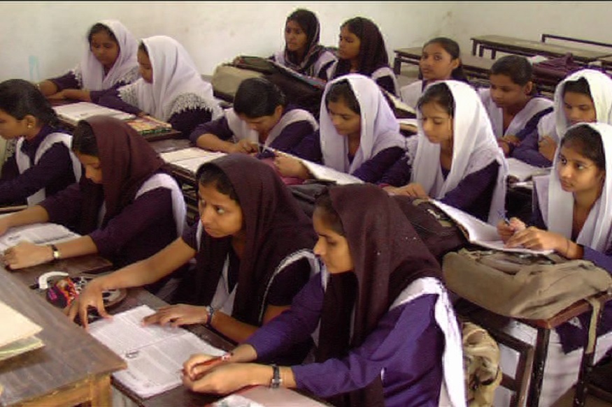  <br />افغانستان کی وزارت تعلیم کے مطابق 18 سالہ شمسیہ علی زادہ نے کابل یونیورسٹی میں داخلے کے امتحان میں نہ صرف حصہ لیا بلکہ اس امتحان میں حصہ لینے والے ایک لاکھ ستر ہزار طلبا و طالبات میں وہ اول نمبر پر رہی۔