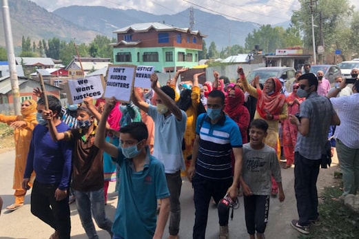 جموں و کشمیر : بانڈی پورہ میں سسرال والوں کے ہاتھوں بہو کے مبینہ قتل کے خلاف احتجاج ، پولیس پر بھی لگا یہ بڑا الزم جموں و کشمیر : بانڈی پورہ میں سسرال والوں کے ہاتھوں بہو کے مبینہ قتل کے خلاف احتجاج ، پولیس پر بھی لگا یہ بڑا الزم