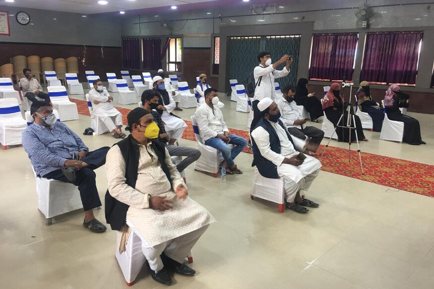 کورونا وائرس کی وبا کے پیش نظر تقریب میں شعرائے کرام سمیت 50 لوگوں کو ہی مدعو کیا گیا تھا ۔