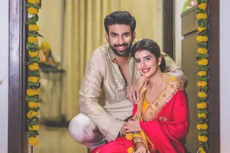 اداکارہ سشمتا سین کے بھائی راجیو سین اور بھابھی چارو اسوپا کی شادی زبردست سرخیوں میں آگئی ہے۔ گزشتہ کافی دنوں سے ان دونوں کی شادی میں درار کی خبریں پھیل رہی ہیں۔