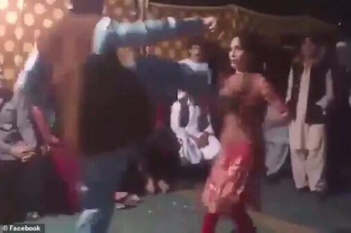پاکستان (Pakistan) میں خواتین پر مظالم کی خبریں نئی نہیں ہیں لیکن ان دنوں سوشل میڈیا(Social Media)  پر ایک ویڈیو وائرل (Viral Video) ہو رہا ہے جس میں اس کی ساری حدیں پار ہوتی نظر آرہی ہیں۔  اس ویڈیو میں ایک خاتون کسی شادی تقریب کے دوران ڈانس کررہی ہے، تبھی ایک شخص اچانک کہیں سے آکر اسے زور سے لات مارتا ہے اور خاتون نیچے گر جاتی ہے۔

