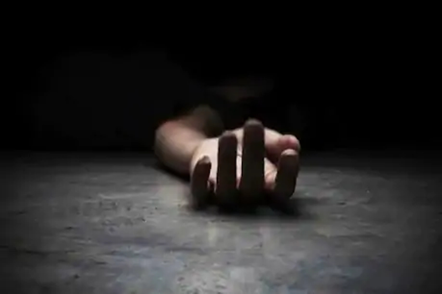 اس کے بعد وہ لاش کو بائیک پر پیچھے باندھ کر سوائی مادھو پور سے 100 کلو میٹر دور کوٹا دیہات کے گینتا آیا ۔ یہاں اس نے چمبل ندی میں لاش کو پھینک دیا ۔ اس نے اہل خانہ کو گمراہ کرنے کیلئے کہہ دیا کہ موسمی لاپتہ ہوگئی ہے ۔ اس کے بعد موسمی کے والدین نے سوائی مادھو پور میں اس کی گمشدگی کی رپورٹ درج کروائی ۔ ( علامتی تصویر) اس کے بعد وہ لاش کو بائیک پر پیچھے باندھ کر سوائی مادھو پور سے 100 کلو میٹر دور کوٹا دیہات کے گینتا آیا ۔ یہاں اس نے چمبل ندی میں لاش کو پھینک دیا ۔ اس نے اہل خانہ کو گمراہ کرنے کیلئے کہہ دیا کہ موسمی لاپتہ ہوگئی ہے ۔ اس کے بعد موسمی کے والدین نے سوائی مادھو پور میں اس کی گمشدگی کی رپورٹ درج کروائی ۔ ( علامتی تصویر)