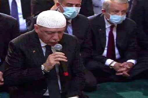 تقریباً ڈیڑھ ہزار لوگوں بشمول ترک صدر رجب طیب اردغان نے نماز جمعہ ادا کی۔