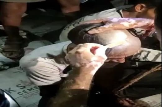 دیر رات گرل فرینڈ سے دوستوں کے ساتھ ملنے پہنچا عاشق توگیا کچھ ایسا کہ جان کر چونک چائیں گے آپ: ویڈیو وائرل دیر رات گرل فرینڈ سے دوستوں کے ساتھ ملنے پہنچا عاشق توگیا کچھ ایسا کہ جان کر چونک چائیں گے آپ: ویڈیو وائرل