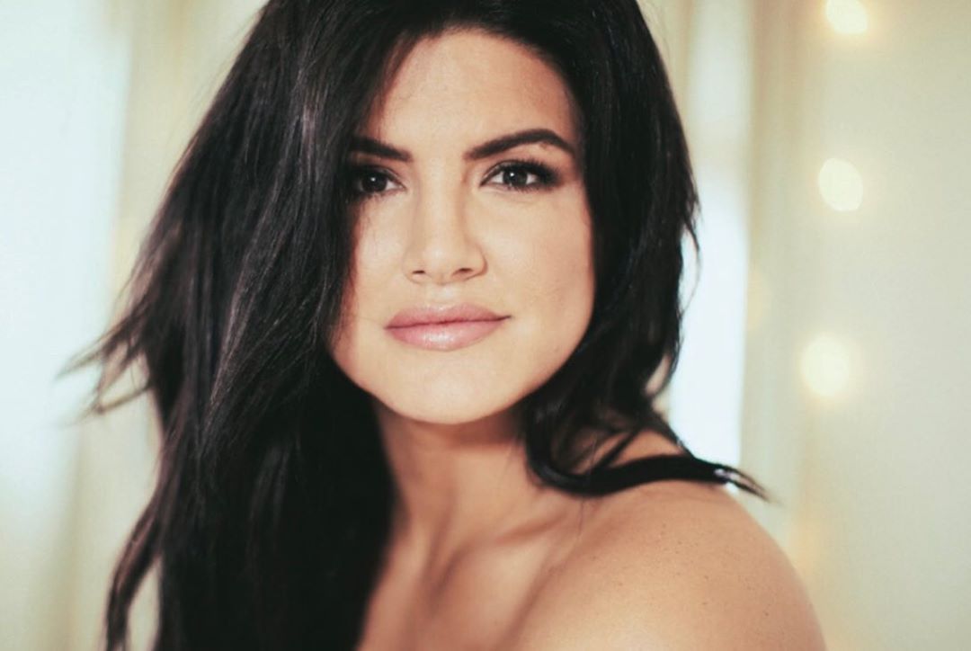 بتادیں کہ جینا کرانو (Gina Carano) کی ٹاپ لیس تصویر برازیل کے جیو،جتسو ماسٹر گریسی نے بھی سخت مذمت کی تھی۔ جیناکرانو (Gina Carano) کی تصویر کو لیکر رینجو گریزی نے لکھا، کپڑے پہن لو۔ تمہیں یہ کرنے کی ضرورت نہیں ہے۔ تم بیحد خوبصورت خواتین میں سے ایک ہو۔ تمہیں اس طرح کی تصویر کی ضرورت نہیں ہے۔ (تمام تصاویر: انسٹاگرام۔) بتادیں کہ جینا کرانو (Gina Carano) کی ٹاپ لیس تصویر برازیل کے جیو،جتسو ماسٹر گریسی نے بھی سخت مذمت کی تھی۔ جیناکرانو (Gina Carano) کی تصویر کو لیکر رینجو گریزی نے لکھا، کپڑے پہن لو۔ تمہیں یہ کرنے کی ضرورت نہیں ہے۔ تم بیحد خوبصورت خواتین میں سے ایک ہو۔ تمہیں اس طرح کی تصویر کی ضرورت نہیں ہے۔ (تمام تصاویر: انسٹاگرام۔)