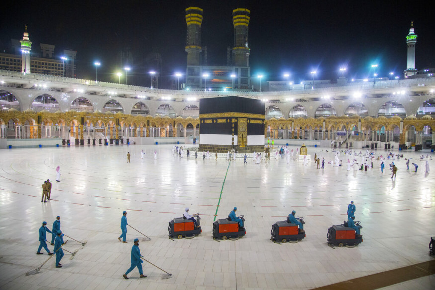 کوروناوائرس نے گزشتہ سال بھی حج (Hajj) پر بریک لگایا تھا۔ عازمین حج کا فارم بھرنے کے بعد بھی حج کے مقدس فرائض کو وہ ادا نہیں کرسکے اور مرکزی حج کمیٹی نے ان کے پیسہ کو واپس کردیا۔۔ اس سال بھی کورونا نے حج کرنے والے لوگوں کو روک دیا ہے۔ کافی کم تعداد میں لوگ حج کے فرائض کو پورا کرنے بیت اللہ کا سفر کرنے والے ہیں۔ اس میں بہار کے عازمین حج مایوس ہیں۔ حج کمیٹی کے مطابق بہار کے قریب تین ہزار لوگوں کو ہی اس سال حج کرنے کا موقع ملےگا۔ (رپورٹ، محفوظ عالم، بہار) کوروناوائرس نے گزشتہ سال بھی حج (Hajj) پر بریک لگایا تھا۔ عازمین حج کا فارم بھرنے کے بعد بھی حج کے مقدس فرائض کو وہ ادا نہیں کرسکے اور مرکزی حج کمیٹی نے ان کے پیسہ کو واپس کردیا۔۔ اس سال بھی کورونا نے حج کرنے والے لوگوں کو روک دیا ہے۔ کافی کم تعداد میں لوگ حج کے فرائض کو پورا کرنے بیت اللہ کا سفر کرنے والے ہیں۔ اس میں بہار کے عازمین حج مایوس ہیں۔ حج کمیٹی کے مطابق بہار کے قریب تین ہزار لوگوں کو ہی اس سال حج کرنے کا موقع ملےگا۔ (رپورٹ، محفوظ عالم، بہار)
