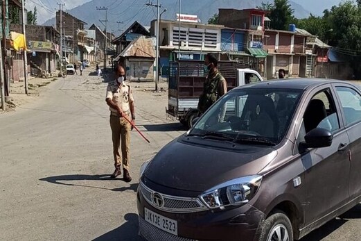 جموں۔کشمیر: ضلع اونتی پورہ میں ماسک نہ پہنے والوں کے خلاف پولیس کی کاروائی تیز جموں۔کشمیر: ضلع اونتی پورہ میں ماسک نہ پہنے والوں کے خلاف پولیس کی کاروائی تیز