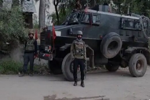 جموں وکشمیر کے شوپیاں میں تصادم، 3 ملیٹینٹ ہلاک، تلاشی آپریشن جاری جموں وکشمیر کے شوپیاں میں تصادم، 3 ملیٹینٹ ہلاک، تلاشی آپریشن جاری