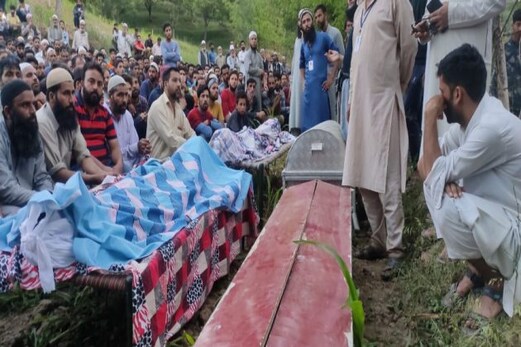 کپواڑہ میں دردناک حادثہ : شادی کی خوشیاں ماتم میں تبدیل ، کنویں کی صفائی کے دوران دو سگے بھائیوں سمیت چار کی موت کپواڑہ میں دردناک حادثہ : شادی کی خوشیاں ماتم میں تبدیل ، کنویں کی صفائی کے دوران دو سگے بھائیوں سمیت چار کی موت