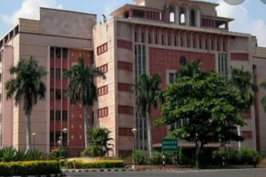 وزراء کو 11 دن بعد قلمدان تقسیم کئے جانے اور اقتدار میں بنے رہنے کی چاہت میں اپنی ہی پارٹی کے سینئر لیڈروں کو درکنار کرنے پر کانگریس نے بی جے پی پر طنزکیا ہے۔