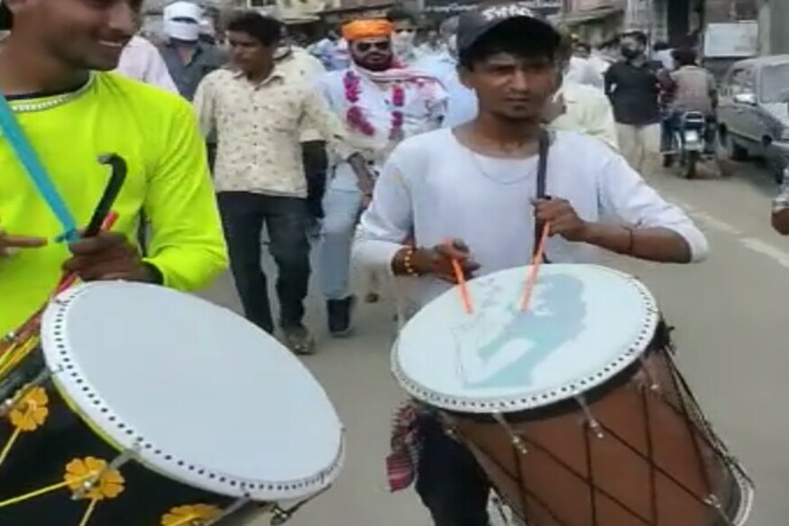 ڈھول کی تھاپ پر ناچتے گاتے بارات شمشان گھاٹ تک گئی اور وہاں پر ہاتھ میں رائی اور نمک لیکر شمشان کی الٹی پریکرما کی گئی ۔