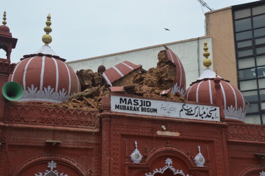 دہلی : شدید بارش کی وجہ سے تاریخی مسجد مبارک بیگم کا مرکزی گنبد منہدم دہلی : شدید بارش کی وجہ سے تاریخی مسجد مبارک بیگم کا مرکزی گنبد منہدم