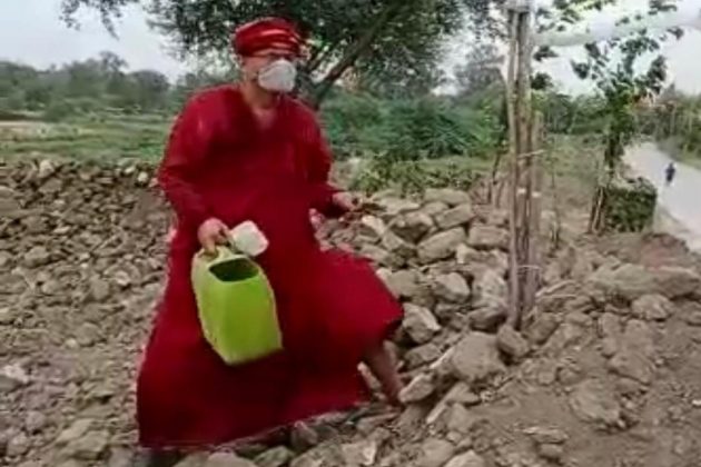 بشر سے شجر تک ، منیش بابا کی خدمتِ خلق ، منیش بابا سے پیار کرتے ہیں پیڑ ...