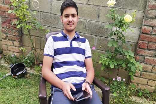 سینٹرل بورڈ آف سیکنڈری اسکول ایجوکیشن کے امتحان میں کشمیری طالب علم کی شاندار کامیابی سینٹرل بورڈ آف سیکنڈری اسکول ایجوکیشن کے امتحان میں کشمیری طالب علم کی شاندار کامیابی