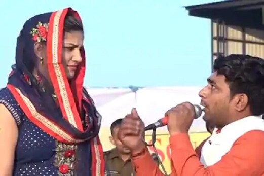 سپنا چودھری۔ پیپسی کی اسٹیج پر ہوئی نوک جھونک، ہریانوی ڈانسر نے سرعام ایسے جڑا تھپڑ سپنا چودھری۔ پیپسی کی اسٹیج پر ہوئی نوک جھونک، ہریانوی ڈانسر نے سرعام ایسے جڑا تھپڑ