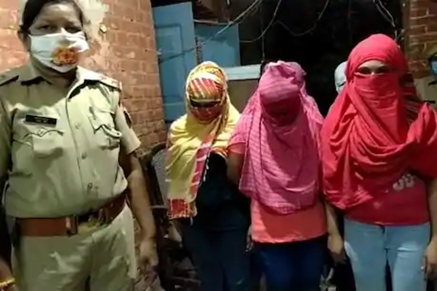 اترپردیش کے بریلی ضلع میں پولیس نے ایک بڑے سیکس ریکیٹ کا پردہ فاش کر کے نو لڑکیوں کے ساتھ چار لڑکوں کو گرفتار کیا ہے ۔ لڑکیوں نے پوچھ گچھ میں بتایا کہ ان سے ایک ہوٹل میں جسم فروشی کا دھندہ کرایا جارہا تھا ۔ اترپردیش کے بریلی ضلع میں پولیس نے ایک بڑے سیکس ریکیٹ کا پردہ فاش کر کے نو لڑکیوں کے ساتھ چار لڑکوں کو گرفتار کیا ہے ۔ لڑکیوں نے پوچھ گچھ میں بتایا کہ ان سے ایک ہوٹل میں جسم فروشی کا دھندہ کرایا جارہا تھا ۔